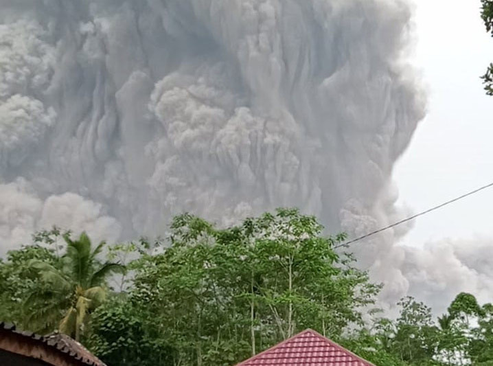 Erupsi Gunung Semeru, Sabtu (4/12). FOTO: BNPB
