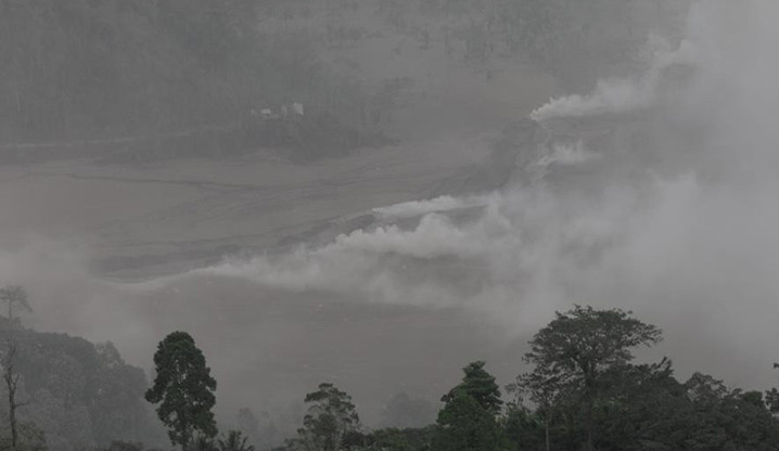 Pantauan udara aktivitas Gunung Semeru menggunakan helikopter BNPB, Senin (6/12).  FOTO: BNPB