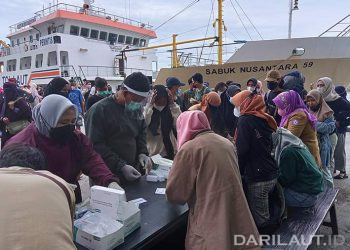 Penumpang kapal KM Sabuk Nusantara 59 menjalani rapid antigen secara gratis setelah kapal sandar di Pelabuhan Gorontalo, Senin (17/1/2022). FOTO: DARILAUT.ID