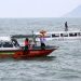 Kapal wisata terbalik di lepas pantai Hoi An, kota Vietnam, Sabtu (26/2). Tim penyelamat akan melanjutkan pencarian untuk empat orang yang masih hilang, Minggu (27/2). FOTO: Hoang Sa/AFP