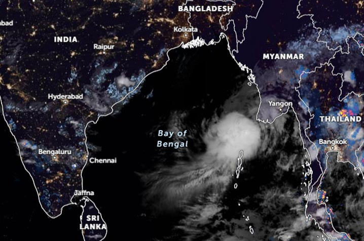Badai tropis Asani terbentuk di Laut Andaman, tenggara Teluk Benggala, Senin (21/3) malam. GAMBAR: ZOOM EARTH