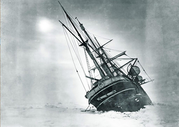 Kapal Endurance bertiang tiga yang digunakan untuk ekspedisi ke Antartika 1914-1915 dan terperangkap dalam lapisan dan bongkahan es. FOTO: FRANK HURLEY/ENDURANCE22.ORG