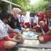 Siswa sekolah dasar Waitii, Kecamatan Tomia, Kabupaten Wakatobi, melakukan pengamatan lapangan dengan panduan buku “Panduan Pendekar Lingkungan, Penjaga Mangrove Wakatobi”. FOTO: La Ode Arifudin/YKAN