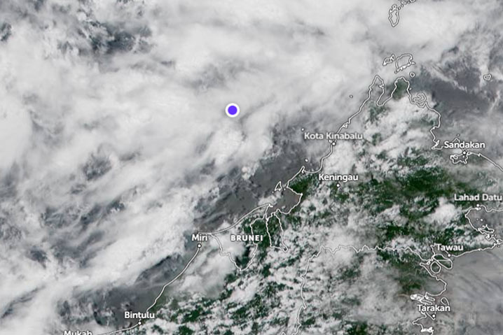Bibit siklon tropis 96W di utara Brunei Darussalam, Kamis (7/4). GAMBAR: ZOOM EARTH