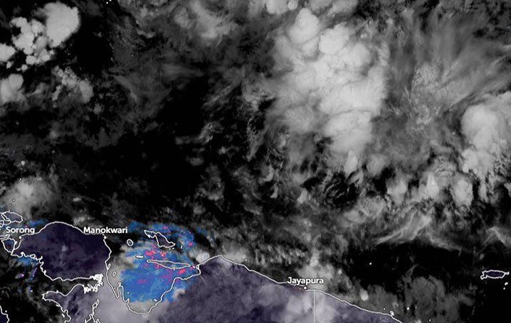Bibit siklon tropis 99W di utara timur laut Jayapura, Papua, Sabtu (30/4). GAMBAR: ZOOM.EARTH