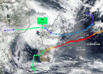 Badai tropis Ana (atas) dan Siklon Batsirai awal tahun 2022 di Afrika bagian selatan. Perubahan iklim meningkatkan curah hujan yang dibawa siklon tropis. GAMBAR: ZOOM.EARTH