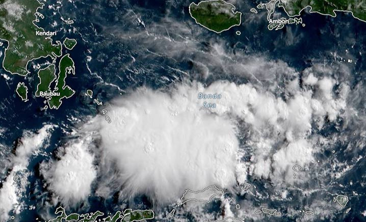 Bibit Siklon Tropis 99S di Laut Banda, Maluku, Jumat (22/4). GAMBAR: ZOOM.EARTH