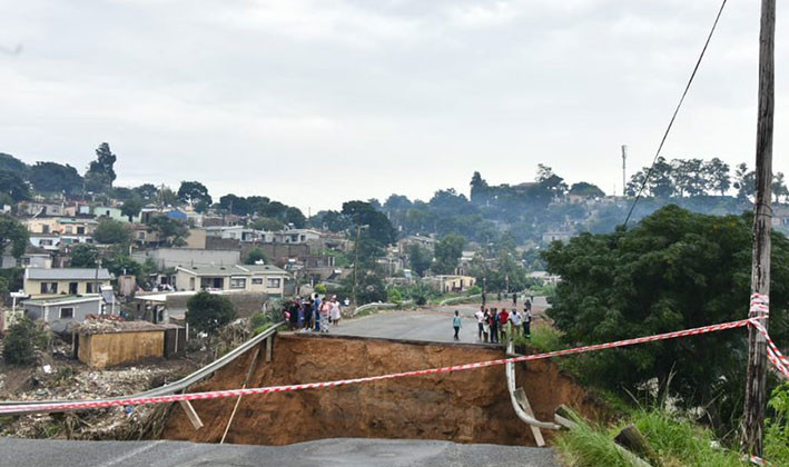 Jalan yang rusak parah karena banjir di Afrika Selatan, pada 12 April 2022. FOTO: South African Government/PresidencyZA/Twitter