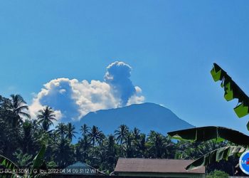 Erupsi gunungapi Ibu di Halmahera Barat, Maluku Utara, Kamis (14/3). FOTO: PVMBG/BNPB