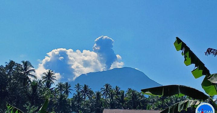 Gunung Ibu Meletus, Masyarakat Dilarang Beraktivitas 2 km Dari Puncak