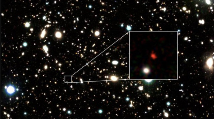 Galaksi HD1, objek yang diperbesar dengan warna merah, bisa menjadi objek ruang angkasa tertua yang pernah diidentifikasi oleh para astronom, menurut dua studi terbaru. FOTO: Harikane et al./Royal Astronomical Society/Accuweather.com