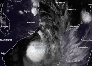 Badai tropis Jasmine di Mozambique Channel, Minggu (24/4). GAMBAR: ZOOM.EARTH