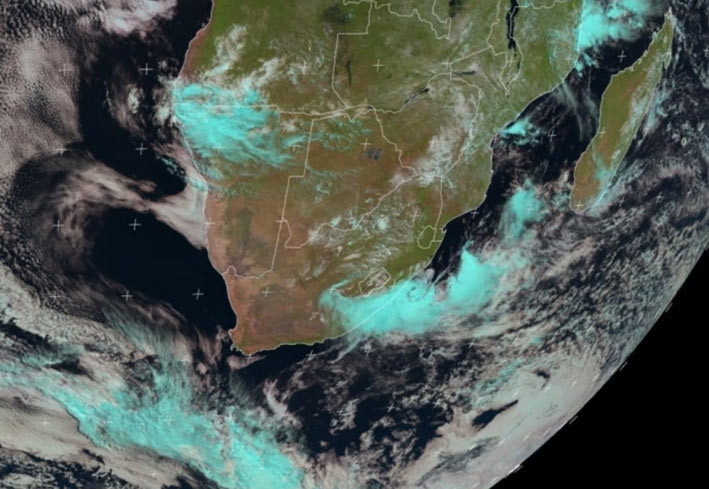 Komposit MeteosatRGB pada 11h00SAST 12 April 2022, dengan jelas menunjukkan pusaran siklon awan konvektif dalam, berhubungan dengan hujan lebat, tak jauh dari garis pantai selatan KwaZulu-Natal. GAMBAR: EUMETSAT/SA Weather Service