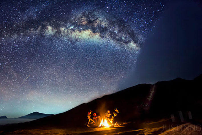 Pemandangan Langit malam dan meteor Eta Aquarid di atas Gunung Bromo, Jawa Timur. FOTO: JUSTIN NG/EARTHSKY.ORG