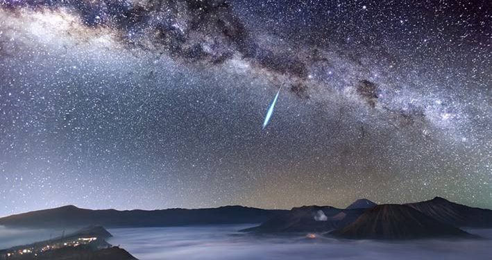 Hujan Meteor Eta Aquarid Dari Gunung Bromo