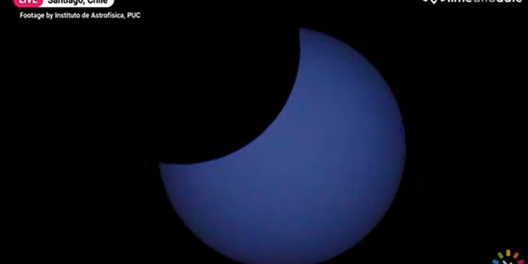 Bulan Terlihat Hitam Saat Terjadi Gerhana Matahari