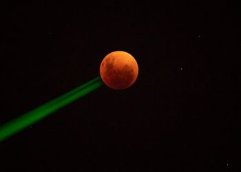 Blood moon (Bulan darah) terlihat saat gerhana bulan penumbra di Santiago, pada 15 Mei 2022. FOTO: MARTIN BERNETTI/AFP/SPACE.COM