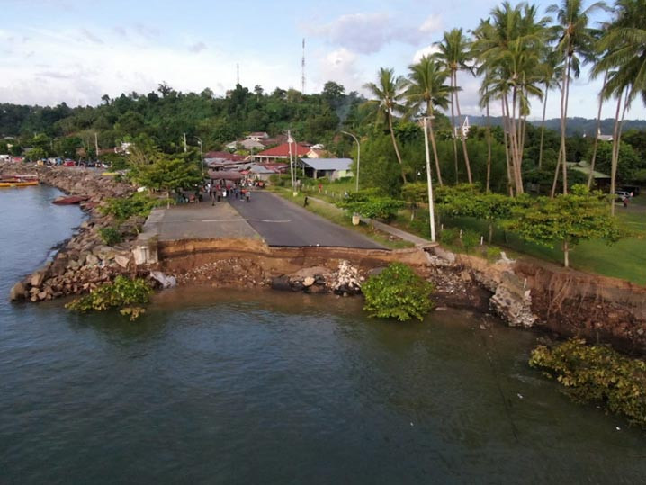 Lokasi bencana abrasi pesisir pantai yang menyebabkan jembatan Amurang sepanjang 72 meter putus di Kabupaten Minahasa Selatan, Rabu (15/6). FOTO: BNPB
