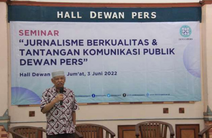 Ketua Dewan Pers Prof Azyumardi Azra memberikan sambutan dalam seminar Jurnalisme Berkualitas & Tantangan Komunikasi Publik Dewan Pers, di Hall Dewan Pers pada Jumat (3/6/2022). FOTO: DEWAN PERS