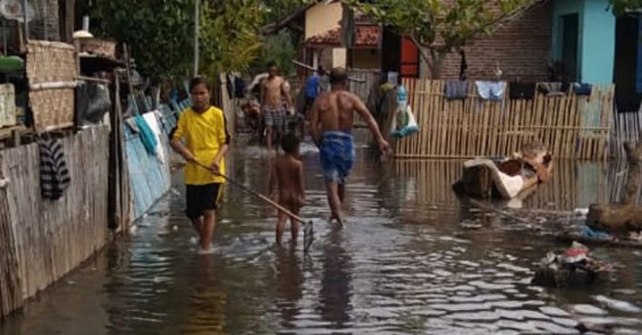 Banjir Rob Merendam Pemukiman dan Tambak Ikan Bandeng di Bima