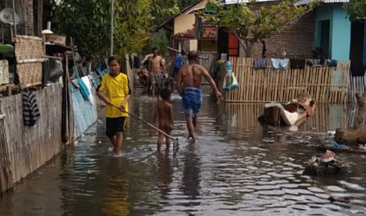 Banjir rob (pesisir) merendam pemukiman warga dan tambak di Kabupaten Bima, Nusa Tenggara Barat Selasa (14/6). FOTO: BPBD Kabupaten Bima/BNPB