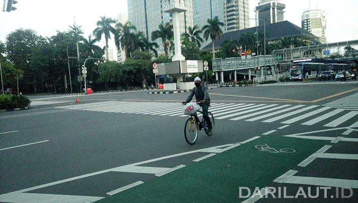 Bersepeda dapat meringankan beban sistem transportasi dan mengurangi polusi udara. FOTO: DARILAUT.ID