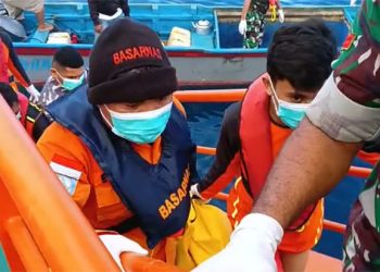 Tim SAR gabungan pencarian korban Kapal Motor (KM) Cahaya Arafah yang tenggelam di Perairan Tokaka, Kabupaten Halmahera Selatan, Maluku Utara. FOTO: BASARNAS