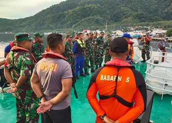 Tim SAR gabungan pencarian Kapal Motor (KM) Cahaya Arafah yang tenggelam di Perairan Tokaka, Kabupaten Halmahera Selatan, Maluku Utara, Senin (18/7) malam. FOTO: SAR TERNATE/BASARNAS