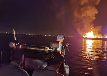 Kapal Murah Rejeki terbakar di Dermaga 99 Batu Ampar, Batam, Jumat (22/7) dinihari. FOTO: BAKAMLA