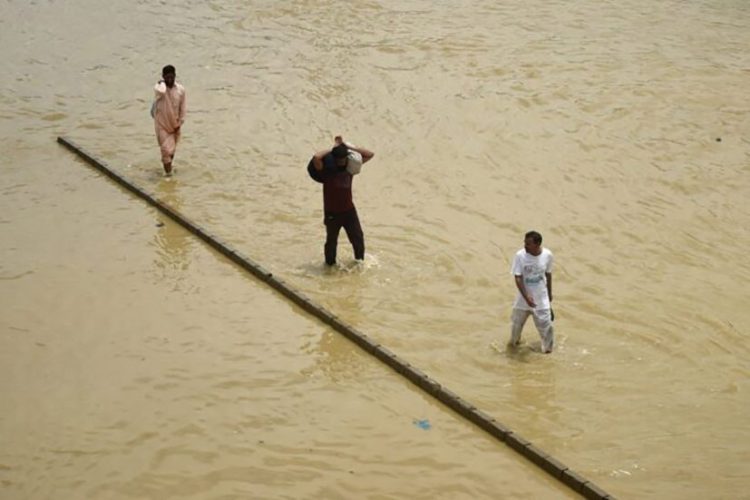 Hujan monsun lebat menyebabkan banjir berkepanjangan di Pakistan. Sejak pertengahan Juni hingga Agustus ini, bencana banjir di Pakistan telah menewaskan sedikitnya 903 orang dan berbagai infrastruktur mengalami kerusakan. FOTO: dan infrastruktur hancur. FOTO: PAKISTANTODAY.COM.PK