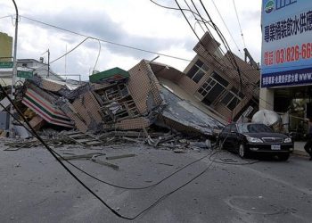 Gempa kuat mengguncang sebagian besar Taiwan pada hari Minggu (18/9), merobohkan satu bangunan dan menjebak dua orang di dalam dan menjatuhkan bagian dari kereta penumpang dari jalurnya di sebuah stasiun. FOTO: Hualien City Government via AP