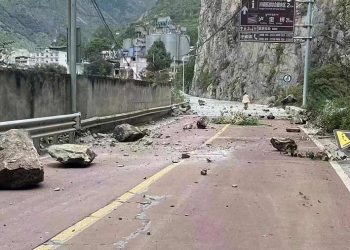 Batu-batuan yang berjatuhan terlihat di jalan menuju Kabupaten Luding, pusat gempa di Provinsi Sichuan, China barat daya, Senin, 5 September 2022. Banyak orang dilaporkan tewas dalam gempa berkekuatan 6,8 SR itu. FOTO: XINHUA VIA AP