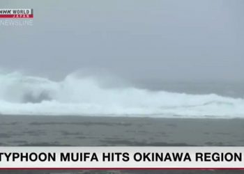 Topan Muifa saat mendekat di pesisir Prefektur Okinawa, Jepang. GAMBAR: NHK