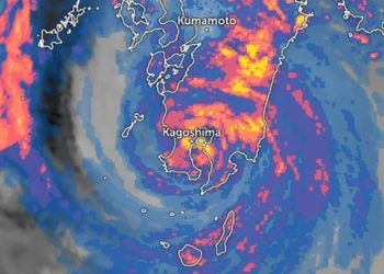 Topan Nanmdaol saat mendekati dan mendarat di Pulau Kyushu, Jepang. GAMBAR: ZOOM.EARTH/ TWITTER