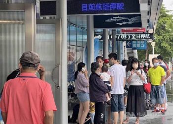Topan Hinnamnor menyebabkan pembatalan sejumlah penerbangan dan layanan pelayaran kapal ferry di Taiwan, Sabtu (3/9). FOTO: CNA/FOCUSTAIWAN.TW