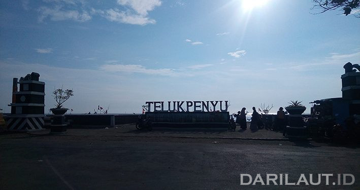 Gelombang Pasang Merusak Kawasan Wisata Pantai di Cilacap