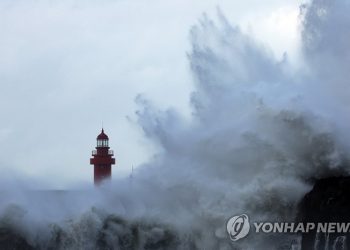 Topan Hinnamnor yang berada di Laut Cina Timur diperkirakan akan mendekat dan melintasi beberapa wilayah di Korea Selatan, Senin (5/9) dan Selasa (6/9) pekan ini. FOTO: YONHAP NEWS.