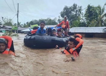 Badai Tropis Nalgae yang membawa hujan lebat menyebabkan banjir dan tanah longsor di sejumlah wilayah di Filipina Selatan, Jumat (28/10). Sedikitnya 42 orang meninggal dunia karena banjir dan tanah longsor. FOTO: Philippine Coast Guard via AP