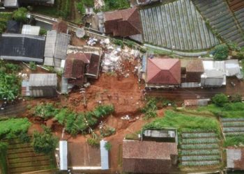 Foto udara lokasi kejadian tanah longsor di Desa Pasirdatar Indah, Kecamatan Caringin, Kabupaten Sukabumi, Jawa Barat, Senin (24/10). FOTO: BPBD Kabupaten Sukabumi/BNPB