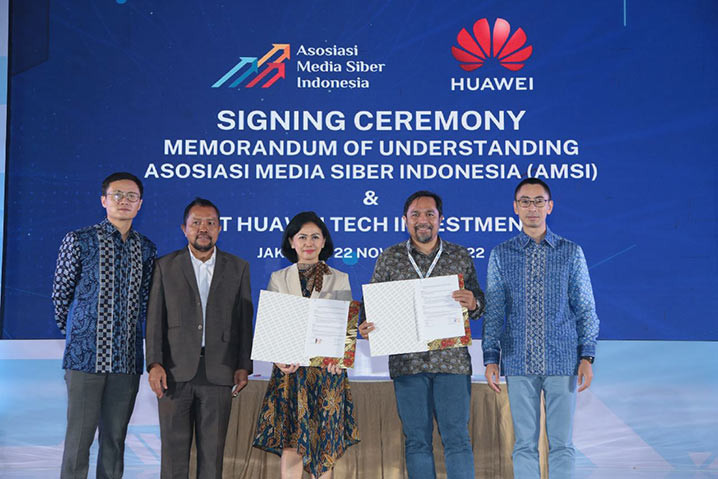 Penandatanganan Nota Kesepahaman oleh Yenty Joman, Director of Government Affairs, Huawei Indonesia, dan Wahyu Dhyatmika, Sekretaris Jendral AMSI. FOTO: AMSI