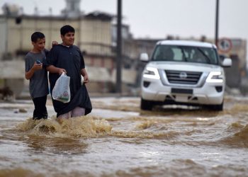 Hujan deras disertai badai petir yang menyebabkan banjir di Arab Saudi pada hari Kamis (24/11) pekan lalu. FOTO: ARABNEWS.COM