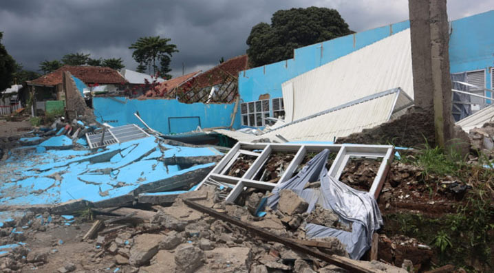 Kondisi bangunan yang runtuh akibat gempa pada Senin (21/11) di Kabupaten Cianjur, Jawa Barat. FOTO: BNPB
