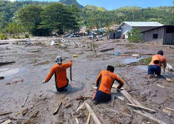 Tim penyelamat melakukan pencarian di lokasi bencana yang berlumpur. Pihak berwenang menemukan dua puluh mayat di Barangay Kusiong, sementara lima lainnya masih dalam pencarian saat ini. FOTO: PHILIPPINE COAST GUARD