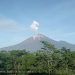 Gunung Semeru dan Asap Putih Terlihat Jelas