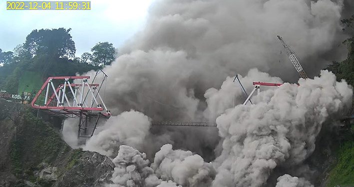 Luncuran Awan Panas Guguran Gunung Semeru Sejauh 19 Kilometer