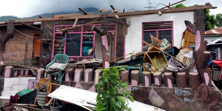 Rumah yang rusak akibat angin kencang di Kabupaten Flores Timur, Nusa Tenggara Timur. FOTO: BPBD Kabupaten Flores Timur/BNPB