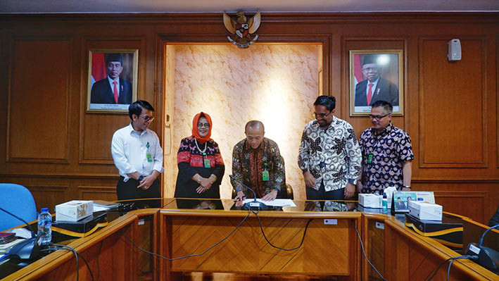 Penandatanganan dan penyerahan Nota Kesepahaman antara Kementerian Lingkungan Hidup dan Kehutanan (KLHK) dengan Universitas Negeri Gorontalo. FOTO: KLHK