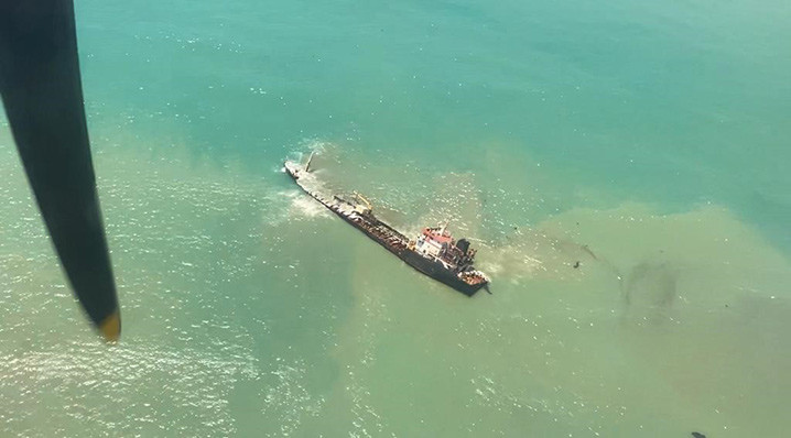 Kapal MT AASHI yang mengangkut aspal mentah kandas, kemudian mengalami kebocoran pada bagian lambung kapal di perairan Nias Utara. FOTO: KKP