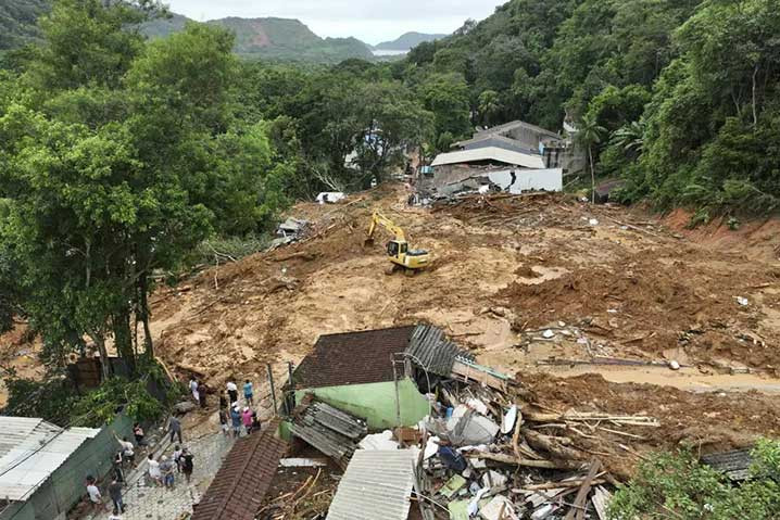 Tim penyelamat mencari korban selamat setelah banjir memicu tanah longsor mematikan di dekat pantai Juquehy di Sao Sebastiao, Brasil, Senin, 20 Februari 2023. FOTO: ANDRE PENNER/AP
