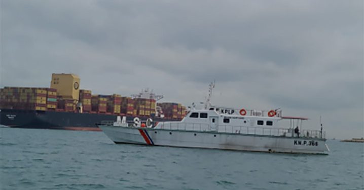 Kapal Kargo Muat 6153 Kontainer Kandas di Selat Singapura